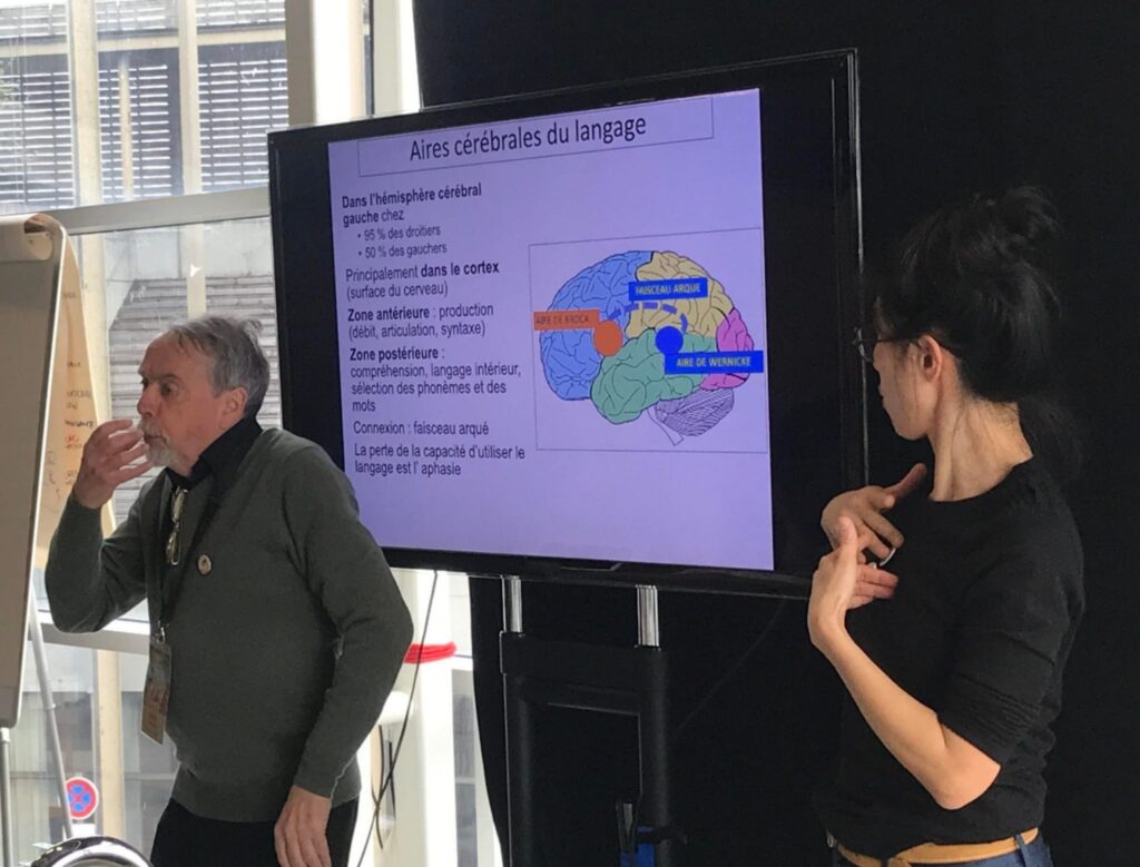 Conférence Dôme sur la langue des signes et le cerveau.